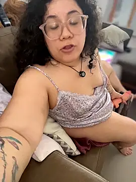 Snapshot of VanesssaMilf_ chatting on 02/13/26, 02:28 VanesssaMilf online show from 02/13/26, 02:28