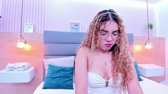 Snapshot of abril_dolly chatting on 12/15/25, 05:52 abril dolly online show from 12/15/25, 05:52