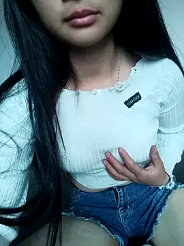 Snapshot of Him_MountainGirl chatting on 12/17/25, 06:18 Him MountainGirl online show from 12/17/25, 06:18