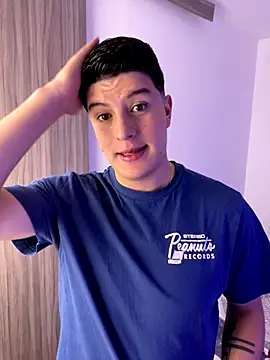 Snapshot of Goldenknight33 chatting on 12/17/25, 05:07 Goldenknight33 online show from 12/17/25, 05:07