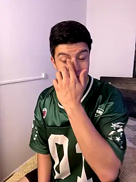 Snapshot of Goldenknight33 chatting on 12/14/25, 12:33 Goldenknight33 online show from 12/14/25, 12:33