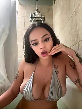 Snapshot of ellrxse chatting on 12/17/25, 05:45 ellrxse online show from 12/17/25, 05:45