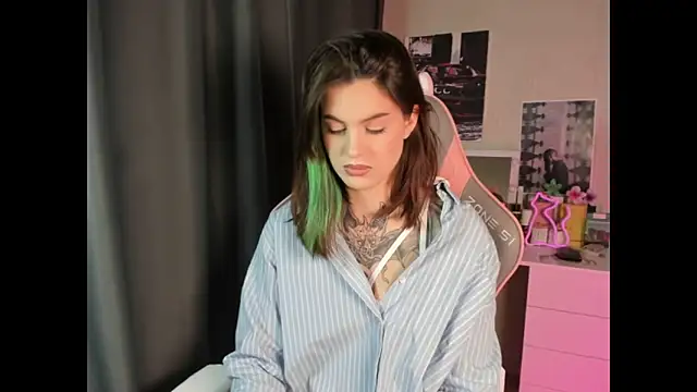 Snapshot of NikkieKitty chatting on 12/16/25, 12:09 NikkieKitty online show from 12/16/25, 12:09