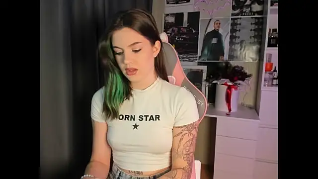 Snapshot of NikkieKitty chatting on 01/12/26, 12:01 NikkieKitty online show from 01/12/26, 12:01