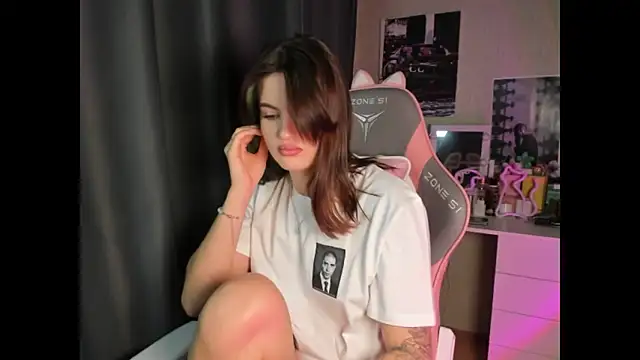 Snapshot of NikkieKitty chatting on 12/22/25, 05:13 NikkieKitty online show from 12/22/25, 05:13