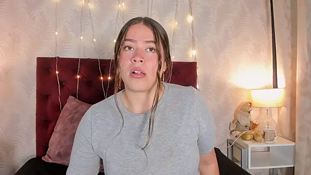 Snapshot of EVANGELY_FOX chatting on 12/18/25, 04:06 EVANGELY FOX online show from 12/18/25, 04:06