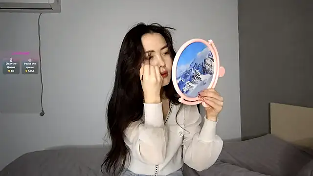 Snapshot of OleneBouras chatting on 12/14/25, 09:26 OleneBouras online show from 12/14/25, 09:26