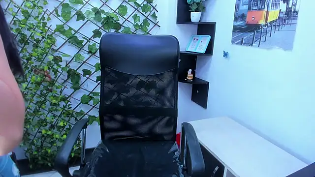 sophi hardd  online show from 04/15/26, 02:21