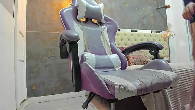 Snapshot of De_lirio chatting on 12/15/25, 12:44 De lirio online show from 12/15/25, 12:44