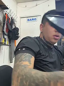 Snapshot of Marlokeo69 chatting on 12/18/25, 05:17 Marlokeo69 online show from 12/18/25, 05:17