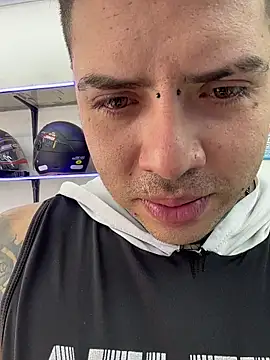 Snapshot of Marlokeo69 chatting on 12/17/25, 05:18 Marlokeo69 online show from 12/17/25, 05:18