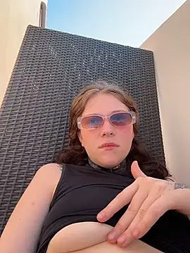 Snapshot of FionaMurr chatting on 12/22/25, 02:22 FionaMurr online show from 12/22/25, 02:22