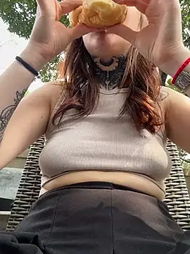 Snapshot of FionaMurr chatting on 02/12/26, 04:23 FionaMurr online show from 02/12/26, 04:23