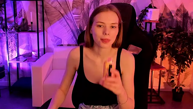 Snapshot of BellaHaadiid chatting on 12/15/25, 06:19 BellaHaadiid online show from 12/15/25, 06:19