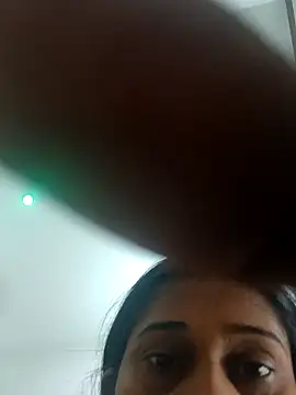 nehakapoor89 online show from 12/17/25, 08:52