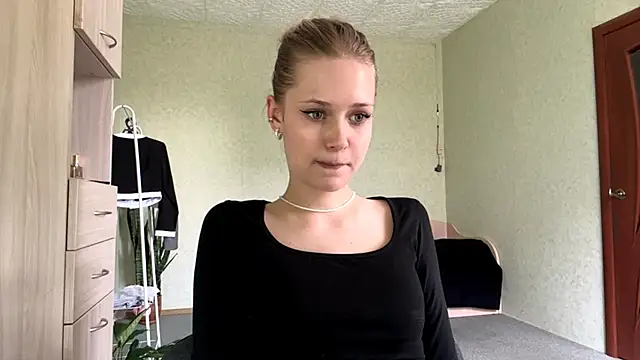 ZaidaSchwarten online show from 05/18/26, 01:05