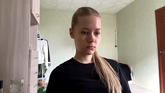 ZaidaSchwarten online show from 04/19/26, 01:12