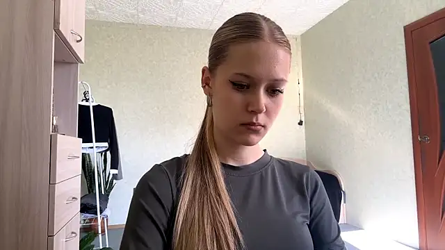 ZaidaSchwarten online show from 04/15/26, 01:15