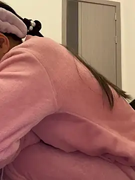 Snapshot of cmvoo chatting on 12/17/25, 02:00 cmvoo online show from 12/17/25, 02:00