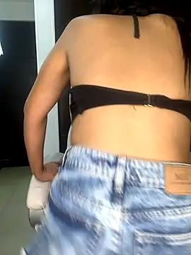 Snapshot of Valeryy_kitty18 chatting on 12/15/25, 11:49 Valeryy kitty18 online show from 12/15/25, 11:49