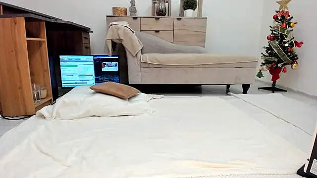 Snapshot of classy_medea chatting on 12/17/25, 01:32 classy medea online show from 12/17/25, 01:32