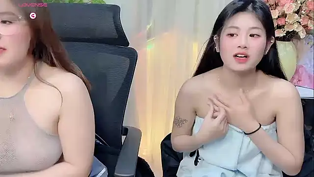 Snapshot of Yvonne-07 chatting on 12/14/25, 01:49 Yvonne-07 online show from 12/14/25, 01:49