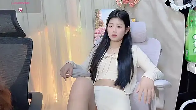 Snapshot of Yvonne-07 chatting on 12/16/25, 12:42 Yvonne-07 online show from 12/16/25, 12:42