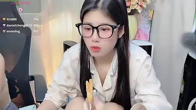 Snapshot of Yvonne-07 chatting on 12/15/25, 01:55 Yvonne-07 online show from 12/15/25, 01:55