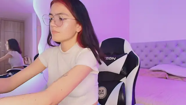 Snapshot of Celeste__star18 chatting on 12/17/25, 08:25 Celeste star18 online show from 12/17/25, 08:25