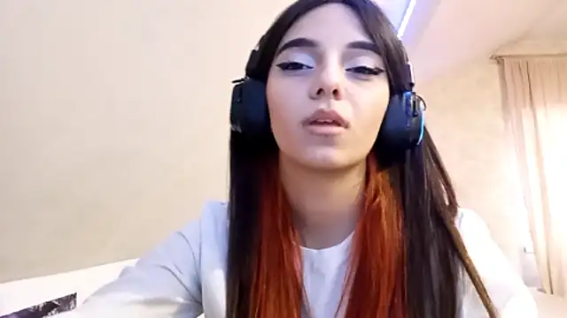 KizzieSchronce online show from 12/15/25, 09:48