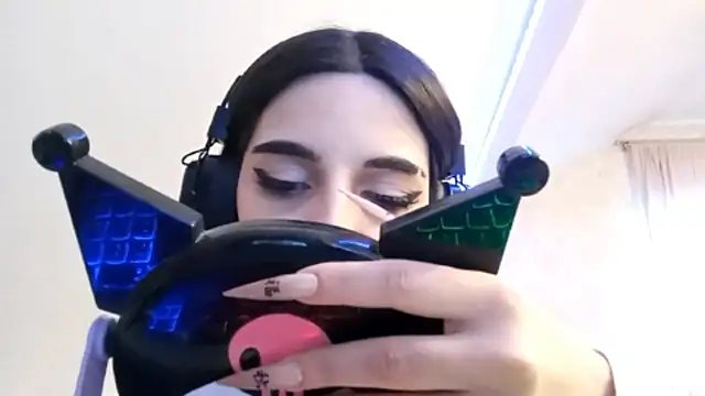 KizzieSchronce online show from 12/17/25, 03:33