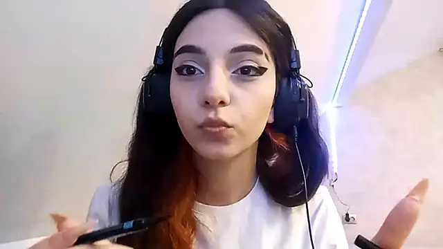 KizzieSchronce online show from 12/14/25, 04:08