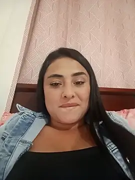 Snapshot of sara_nina chatting on 12/17/25, 02:38 sara nina online show from 12/17/25, 02:38