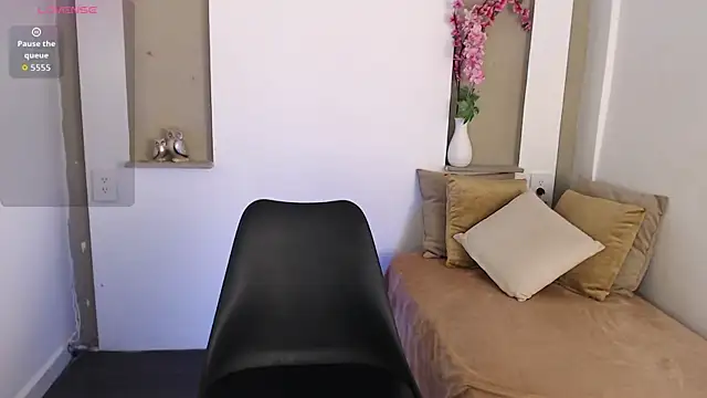 Snapshot of Neysha_1 chatting on 12/17/25, 02:11 Neysha 1 online show from 12/17/25, 02:11