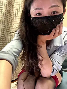 Snapshot of kikiooo11 chatting on 12/18/25, 12:42 kikiooo11 online show from 12/18/25, 12:42