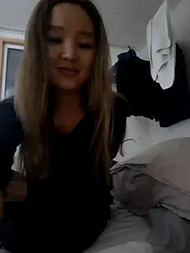 Snapshot of SherrylShaw chatting on 12/14/25, 04:01 SherrylShaw online show from 12/14/25, 04:01