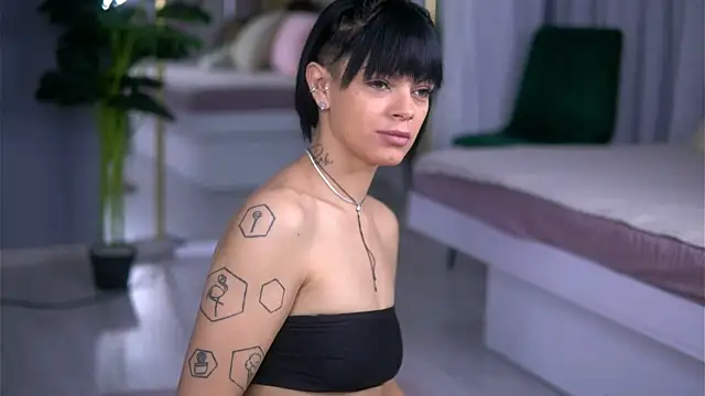 Snapshot of AnneFaris chatting on 12/19/25, 04:49 AnneFaris online show from 12/19/25, 04:49