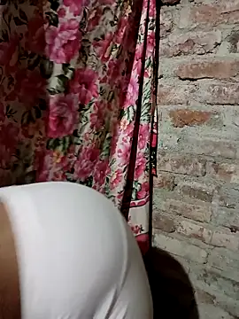 Snapshot of your_neha22 chatting on 12/18/25, 04:39 your neha22 online show from 12/18/25, 04:39