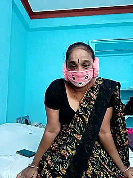 Snapshot of honey_papa chatting on 12/17/25, 05:45 honey papa online show from 12/17/25, 05:45