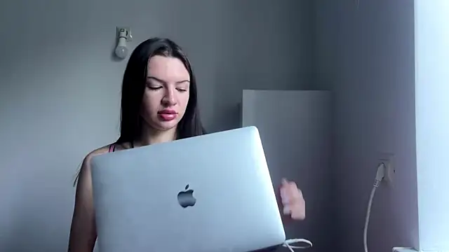 Snapshot of EloisDower chatting on 12/17/25, 11:21 EloisDower online show from 12/17/25, 11:21