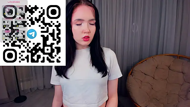 Snapshot of LenaKurpiel chatting on 12/17/25, 05:40 LenaKurpiel online show from 12/17/25, 05:40