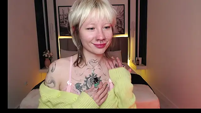 Snapshot of Luna_Hurt chatting on 12/17/25, 01:49 Luna Hurt online show from 12/17/25, 01:49