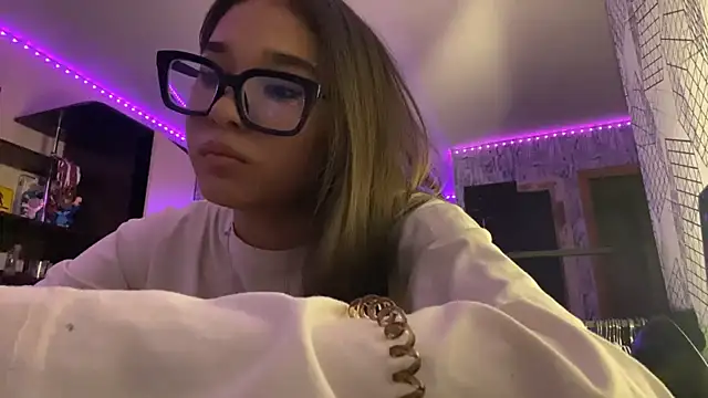 Snapshot of Ronnni_Schmidt chatting on 12/18/25, 11:25 Ronnni Schmidt online show from 12/18/25, 11:25