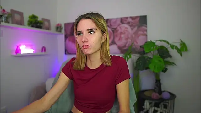 Snapshot of _Bella_Young chatting on 12/15/25, 02:12 Bella Young online show from 12/15/25, 02:12