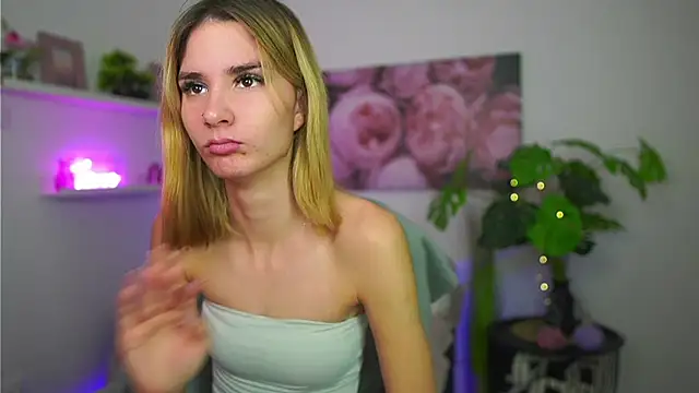 Snapshot of _Bella_Young chatting on 12/18/25, 02:21 Bella Young online show from 12/18/25, 02:21