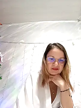 Snapshot of NikkyNatural chatting on 12/17/25, 05:40 NikkyNatural online show from 12/17/25, 05:40