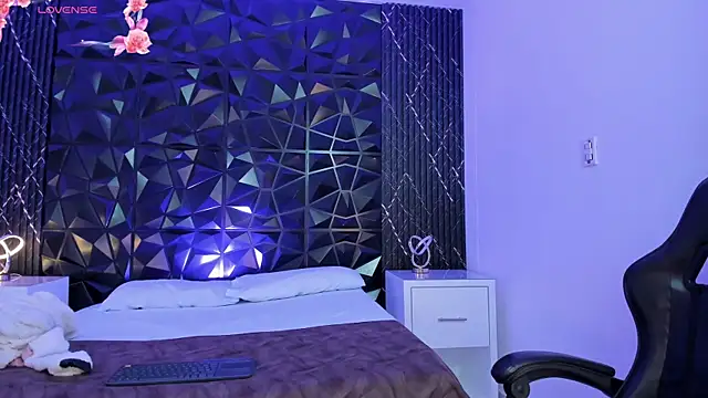 AriadnaLoren online show from 04/08/26, 03:52