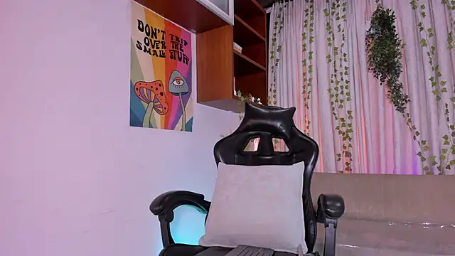 AriadnaLoren online show from 12/21/25, 08:53