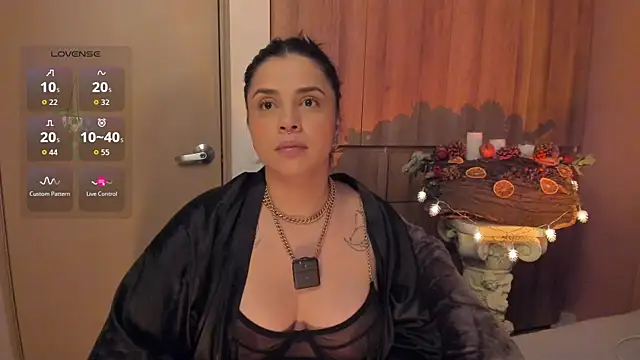 Snapshot of mslalune chatting on 12/16/25, 12:31 mslalune online show from 12/16/25, 12:31