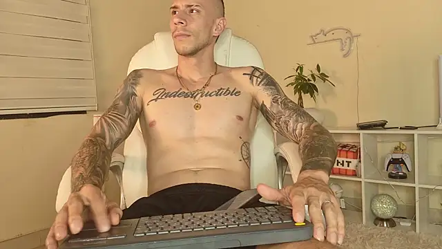 Snapshot of J_king__ chatting on 07/14/26, 01:28 J king online show from 07/14/26, 01:28